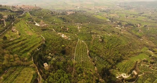 Plano aéreo, hermoso paisaje verde entre las colinas en Toscana, Italia, 4K — Vídeo de stock