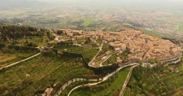 Vue Aérienne, une magnifique ville Cortona parmi les collines de Toscane, Italie, 4K 