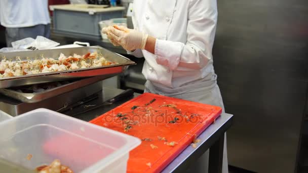 Una cocinera limpiando camarones y preparando pinchos de camarón, 4K — Vídeo de stock