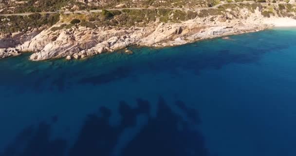 Légi felvétel a gyönyörű partszakaszán tenger közelében Elba-sziget, Toszkánában, Olaszországban, 4k — Stock videók