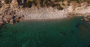 Ateş, güzel şeffaf paradisiac Denizi ve beyaz taşlar Elba Adası İtalya, 4 k sahilde anteni