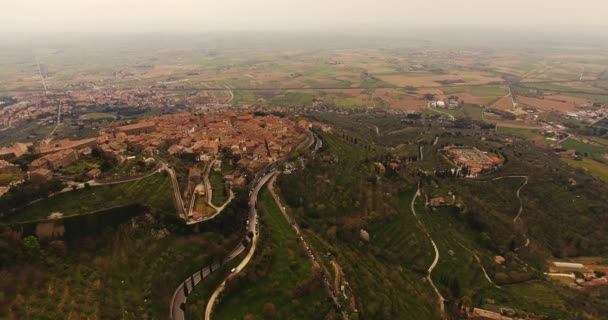 Tiro aéreo, uma cidade linda Cortona entre as colinas na Toscana, Itália, 4K — Vídeo de Stock