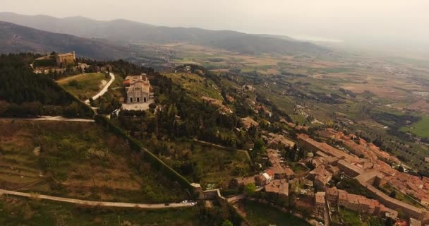 Antenne schot, een prachtige stad Cortona tussen de heuvels in Toscane, Italië, 4k — Stockvideo