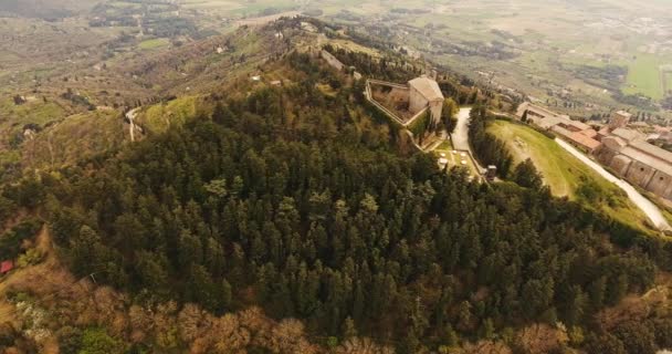 Aerial shot, basilica di Santa Margherita y fortaleza Medici de Girifalco en Cortona en Toscana, Italia, 4K — Vídeo de stock