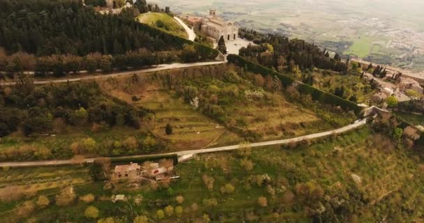 Légi lövés, basilica di Santa Margherita és Medici erőd Girifalco, Cortona, Toszkána, Olaszország, 4k — Stock videók