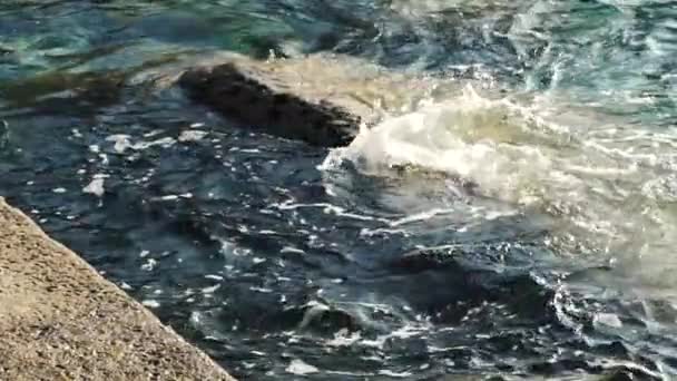 Movimento lento de ondas nas rochas pela costa em um mar Mediterrâneo — Vídeo de Stock