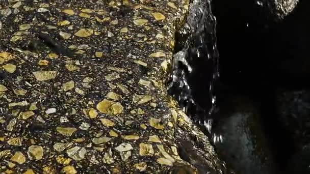 Slow motion van helder transparant vers water stroomt naar beneden vanaf de rotsen, Hd — Stockvideo