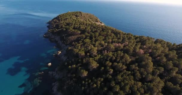 Luchtfoto van een prachtige paradijselijke zee in de buurt van Elba eiland in Toscane, Italië, 4k — Stockvideo