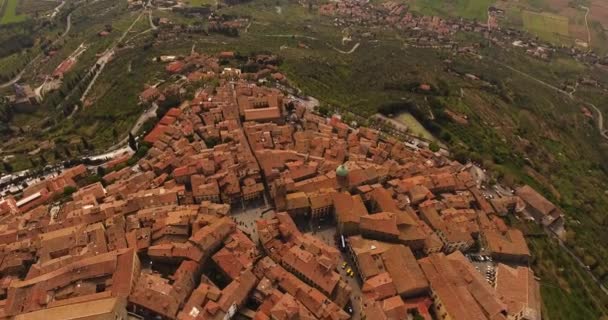 Κεραία βολή, μια πανέμορφη πόλη Cortona ανάμεσα στους λόφους σε Τοσκάνη, Ιταλία, 4k — Αρχείο Βίντεο