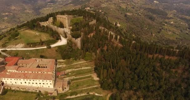 Aerial shot, basilica di Santa Margherita y fortaleza Medici de Girifalco en Cortona en Toscana, Italia, 4K — Vídeo de stock