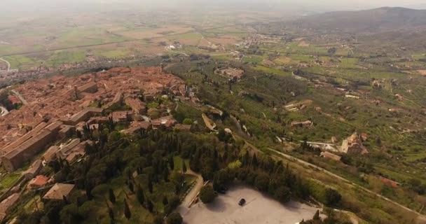 Aerial shot, basilica di Santa Margherita y fortaleza Medici de Girifalco en Cortona en Toscana, Italia, 4K — Vídeo de stock