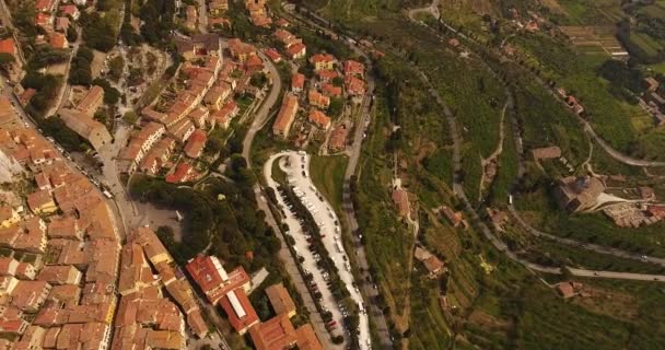 Aerial strzał, wspaniałe miasta Cortona pośród wzgórz w Toskanii, Włochy, 4k — Wideo stockowe