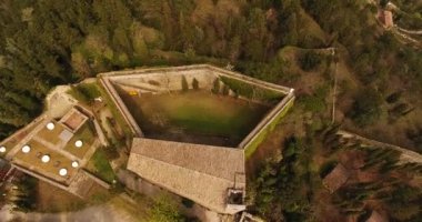 Hava atış, basilica di Santa Margherita ve Medici Kalesi'nin Girifalco Cortona Toskana, İtalya, 4k