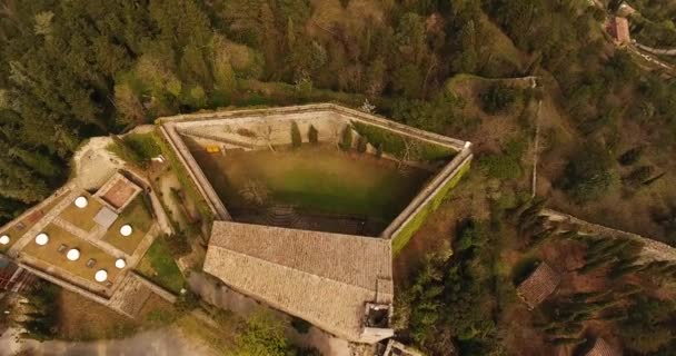 Снимок с воздуха, крепость Санта-Маргерита и крепость Медичи Джирифалько в Чонсоне в Тоскане, Италия, 4K — стоковое видео