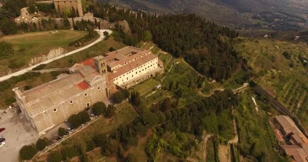 Photo aérienne, basilique Santa Margherita et forteresse Médicis de Girifalco à Cortona en Toscane, Italie, 4K 