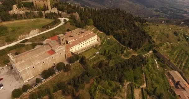 Aerial skott, basilica di Santa Margherita och Medici fästningen Girifalco på Cortona i Toscana, Italien, 4k — Stockvideo