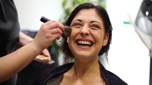 Make up artist che compone una giovane donna bella sorridente, 4k — Video Stock