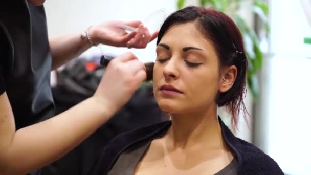 Bir genç güzel kadın, 4 k yapma sanatçı makyaj — Stok video