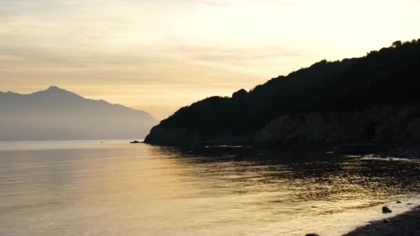 Timelapse de una hermosa puesta de sol en el mar tranquilo en la isla de Elba en la Toscana, Italia, HD — Vídeos de Stock