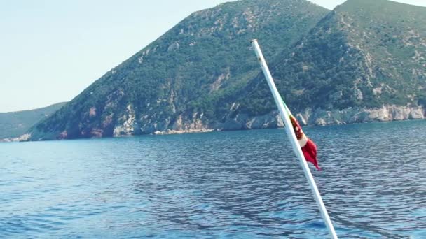 Zeitlupenvideo von italienischer Flagge, die am Heck der Fähre weht, hd — Stockvideo