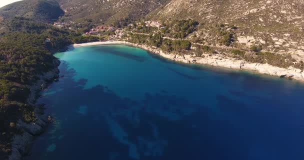 Antenn skott av en vacker vik och paradisön havet nära ön Elba i Toscana, Italien, 4k — Stockvideo