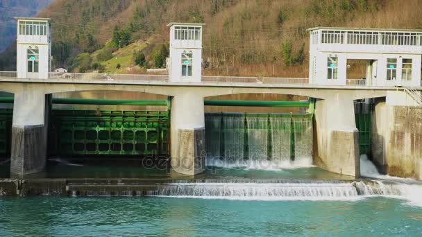투 스 카 니, 이탈리아, 4 k에서에서 Serchio 강에 열린된 댐 — 비디오