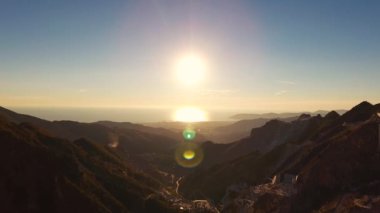 Hava atış, ünlü Carrara mermer Toskana, İtalya, 4 k yer alan mağaralar