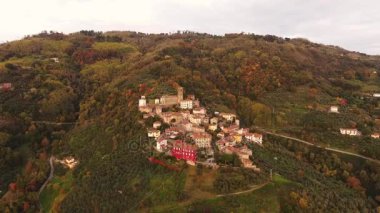 Toskana, İtalya, 4k tepede küçük bir şehrin hava atış
