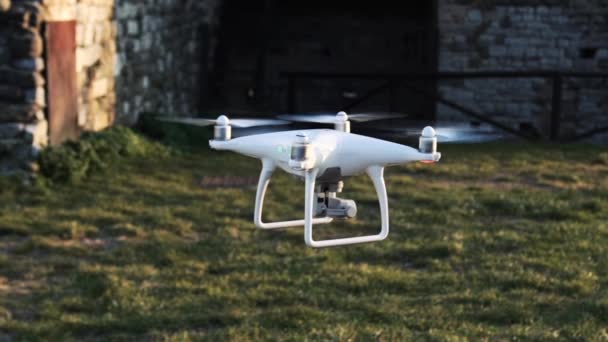 Slow motion close up video of a white quadcopter drone hovering in an ancient italian town, HD — Stock Video