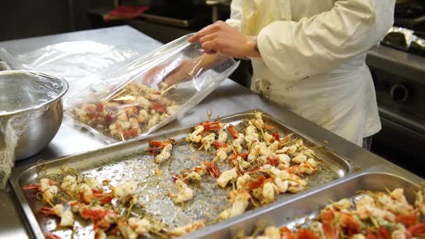 Una cocinera poniendo unas brochetas de camarón en las bolsas de plástico antes de aspirarlas para el catering, 4K — Vídeos de Stock