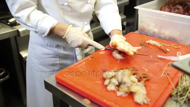 Una cocinera limpiando camarones y preparando pinchos de camarón, 4K — Vídeo de stock
