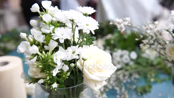 Schöner Blumenstrauß bei der Hochzeit mit den Menschen, die sich im Hintergrund bewegen, 4k — Stockvideo