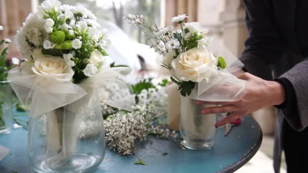 Флорист готовит цветы для свадебного питания в Италии, 4K — стоковое видео