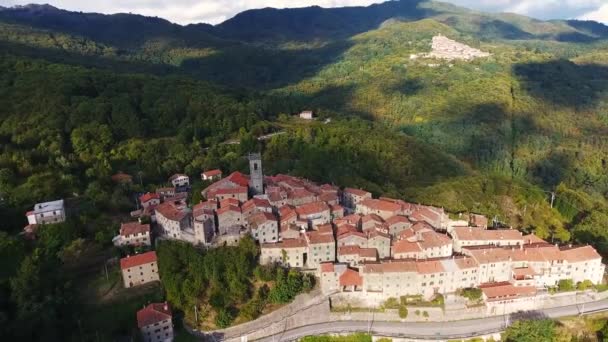 Foto aérea de una pequeña ciudad en la colina en Toscana, Italia, 4K — Vídeo de stock