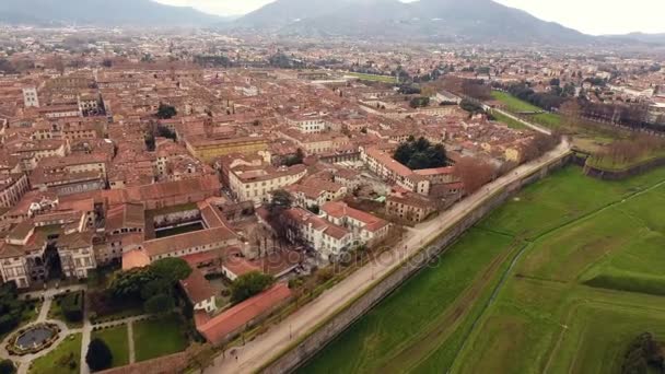 ドローンで空中ショット、トスカーナ、イタリアの真ん中に古代の町ルッカ市の美しいパノラマ撮影. — ストック動画