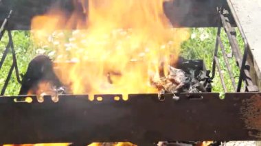 Yaz Barbekü, 4 k için hazırlanıyor ızgara yanan kömür