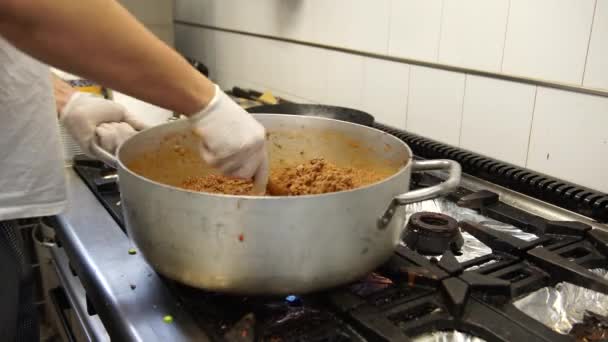 Мужчина повар готовит мясной соус на профессиональной кухне, 4K — стоковое видео