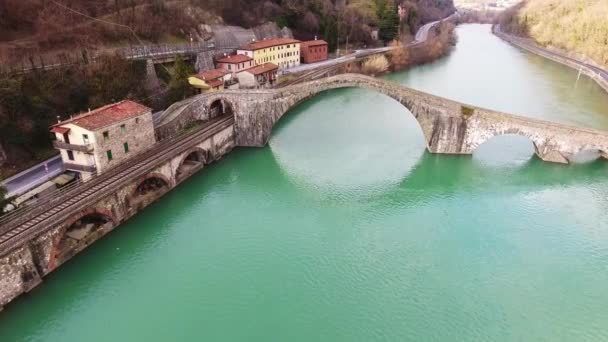 Аэросъемка знаменитого моста Марии Магдалины, известного как Мост Дьявола в Италии, 4K — стоковое видео
