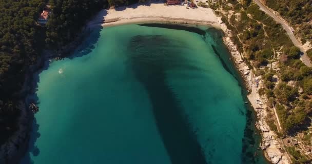 Vue aérienne d'une magnifique crique et d'une mer paradisiaque près de l'île d'Elbe en Toscane, Italie, 4K — Video