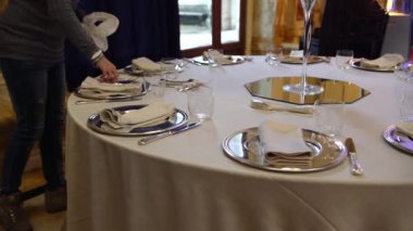 Hazırlık, bir düğün için İtalya'da, 4 k ayarla güzel bir masa hazırlama garson catering düğün
