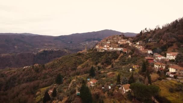 무인 항공기, 4 k와 공중 총, 자연, 중간 화려한 작은 자리 잡고 마을 촬영 — 비디오