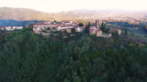 Zdjęcia lotnicze, małego miasteczka na wzgórzu w Toskanii, Włochy, 4k — Wideo stockowe