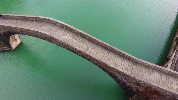 Luchtfoto van de beroemde brug van Maria Magdalena, ook bekend als de brug van de duivel in Italië, 4k — Stockvideo
