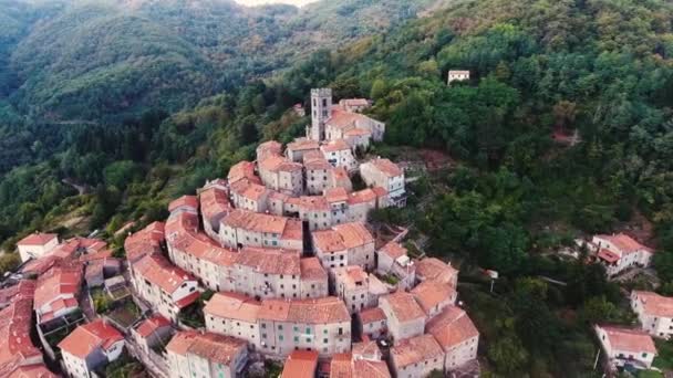 Toskana, İtalya, 4k tepede küçük bir şehrin hava atış — Stok video