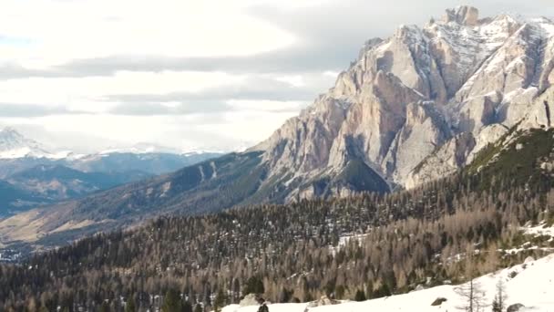 Vídeo de las montañas nevadas de los Alpes en el Tirol del Sur en invierno, Italia, 4k — Vídeos de Stock