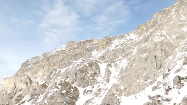 Vídeo de las montañas nevadas de los Alpes en el Tirol del Sur en invierno, Italia, 4k — Vídeo de stock