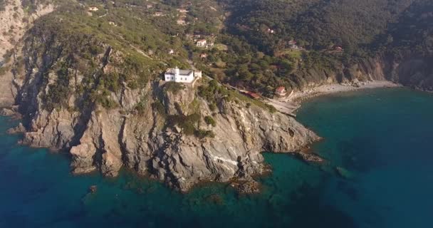 空中拍摄，在厄尔巴岛在托斯卡纳，意大利，4 k 露头上的美丽灯塔 — 图库视频影像