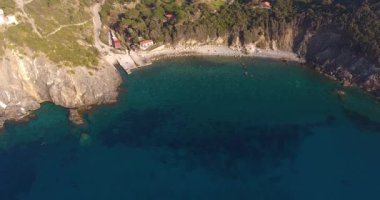 Bir güzel paradisiac deniz ve kıyı Elba Adası Toskana, İtalya, 4k hava atış