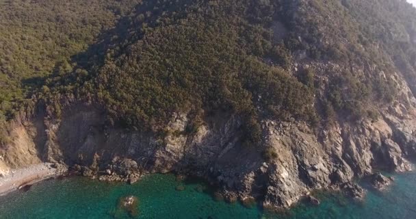 空中拍摄的美丽的坐落海上和岸上在厄尔巴岛在托斯卡纳，意大利，4 k — 图库视频影像