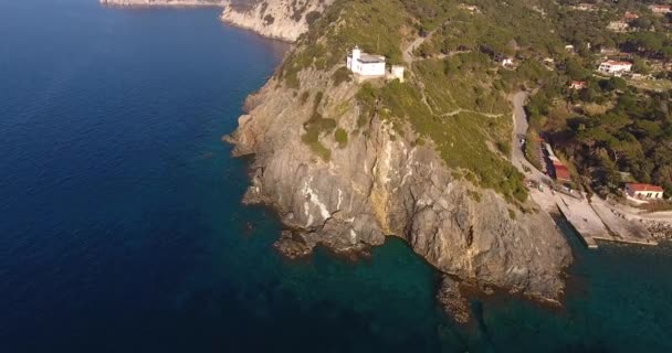 Снимок с воздуха, красивый маяк на обнаженном острове Эльба в Тоскане, Италия, 4K — стоковое видео